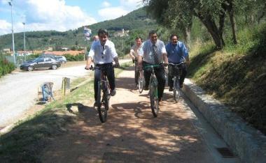 Baccelli e Mungai sperimentano un primo tratto della pista ciclabile dedicata a Puccini Sotto: il Maestro 