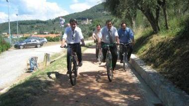 Baccelli e Mungai sperimentano un primo tratto della pista ciclabile dedicata a Puccini Sotto: il Maestro