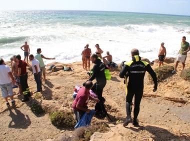 I sommozzatori dei vigili del fuoco prima di immergersi alla ricerca di Matteo Maestri 