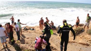 I sommozzatori dei vigili del fuoco prima di immergersi alla ricerca di Matteo Maestri