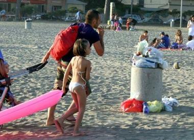 <b>INCURIA.</b> Accanto le foto inviate dai turisti e sopra cestini pieni qualche tempo fa 