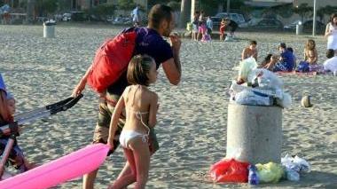 <b>INCURIA.</b> Accanto le foto inviate dai turisti e sopra cestini pieni qualche tempo fa