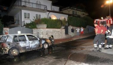 Auto distrutta da un incendio. Indagini sulla probabile origine dolosa