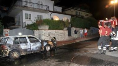 Auto distrutta da un incendio. Indagini sulla probabile origine dolosa