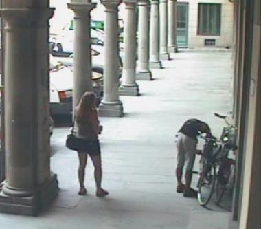 I due ladri mentre rubano le biciclette