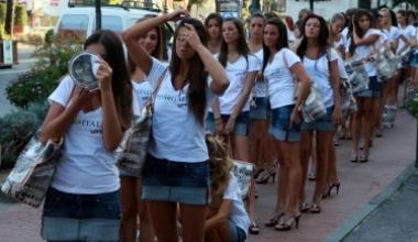 Le miss fanno shopping e visitano i locali