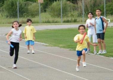 Corsa di bambini su una pista 