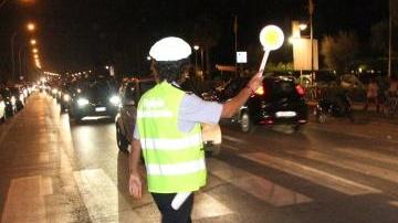 <b>CONTROLLI.</b> Un agente della municipale intima lo stop sul lungomare