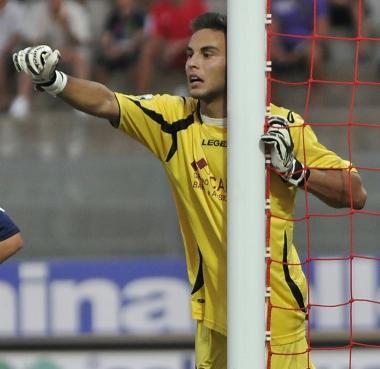 <b>GIOIELLO.</b> Francesco Bardi chiama la difesa durante la partita di Crotone    