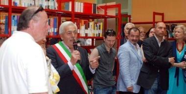 Matteo Maestri alla sinistra del sindaco Marvogli 