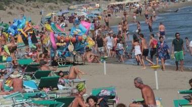 <b>IN SPIAGGIA.</b> Alla Feniglia è stato tolto il divieto di balneazione