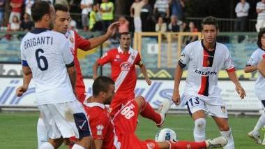 <b>SFORBICIATA.</b> Il difensore Padella nell’area eugubina in occasione di un calcio piazzato