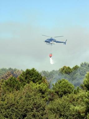 <b>SUPER LAVORO.</b> Elicottero anti incendio in azione sopra la Lecciona   
