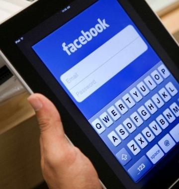 Un tablet che naviga su Facebook: i giovani fanno politica online  