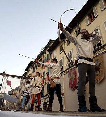 Gli arcieri durante il Palio 