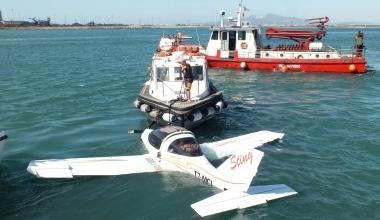 Il piccolo aereo in mare viene raggiunto dalla guardia costiera 
