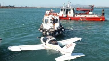 Il piccolo aereo in mare viene raggiunto dalla guardia costiera