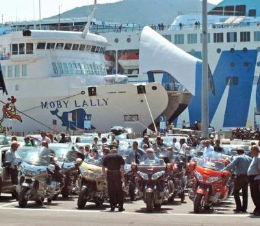 Auto in attesa di imbarco sulle banchine di Portoferraio    