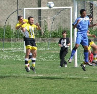 Una fase di una amichevole tra la Scintilla e il Pisa Calcio  
