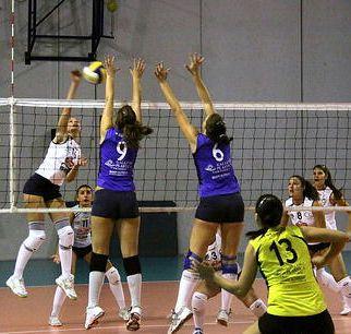 Una gara di pallavolo femminile 