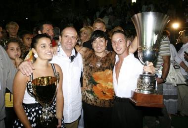 A destra Carolyn Smith coi vincitori Andrea e Costanza e il capocontrada di San Nicolao. In alto a destra Sara di Vaira in un intenso tango con il marito Mirko Gozzoli. In basso la giuria presieduta dalla Smith 
