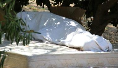 E mezzogiorno: sotto un abete un uomo dorme avvolto in una coperta 