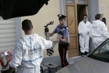 I carabinieri del Ris durante i rilievi nella casa di via Ariosto 