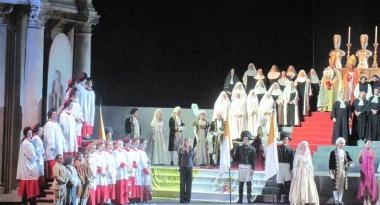 Sara Matteucci sul palco del festival Pucciniano per una recente produzione della Tosca del Maestro  