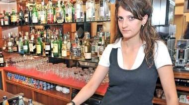 Camilla Giannini dietro il bancone del bar San Giovanni