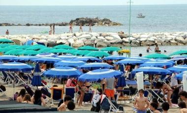 <b>TURISMO IN AFFANNO.</b> Spiaggia affollata in una foto di repertorio 