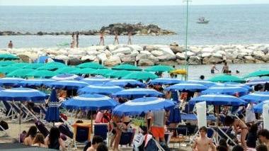 <b>TURISMO IN AFFANNO.</b> Spiaggia affollata in una foto di repertorio