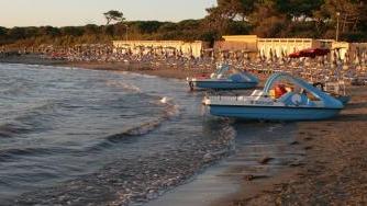 Si accascia in acqua e muore