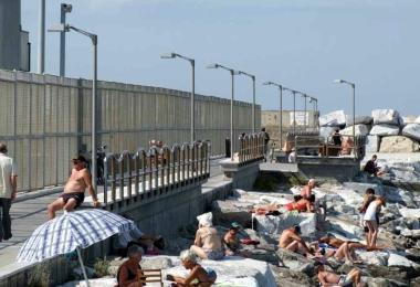 Salvati tre bimbi in mare