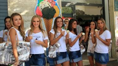 Le ragazze si gustano un gelato da Desideri e brindano sul piazzale del Caff&egrave; Gabrinus, due dei locali del centro che hanno visitato a sopresa ieri movimentando le strade dello shopping 