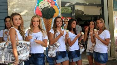 Le ragazze si gustano un gelato da Desideri e brindano sul piazzale del Caffè Gabrinus, due dei locali del centro che hanno visitato a sopresa ieri movimentando le strade dello shopping