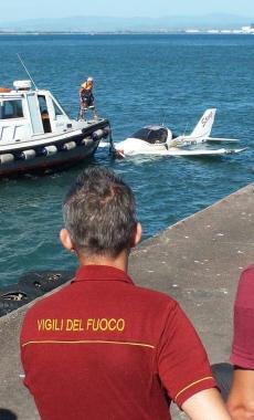 Qui accanto le squadre dei pompieri impegnate nel recupero dell’aereo