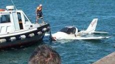 Qui accanto le squadre dei pompieri impegnate nel recupero dell’aereo