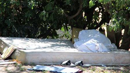 Dormono su materassi e cartoni nei giardini della stazione