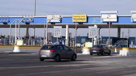 Minacciano i casellanti con mazze e piccone, due colpi fotocopia sull'A12
