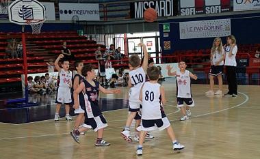 Una partita di minibasket al palasport   