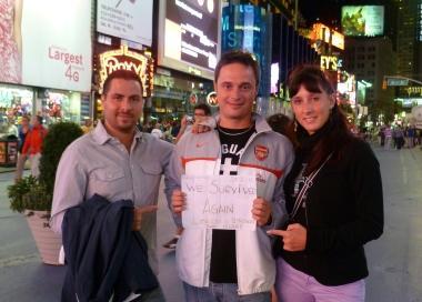 I tre turisti livornesi in una foto scattata nel centro di New York dopo luragano Irene       