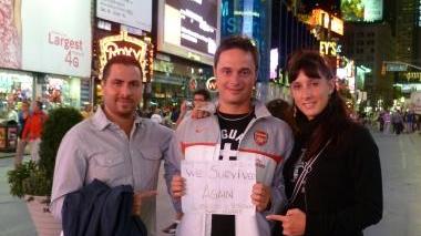 I tre turisti livornesi in una foto scattata nel centro di New York dopo l’uragano Irene