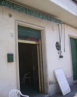 Il fondo Casalp occupato dai giovani in via Pannocchia         