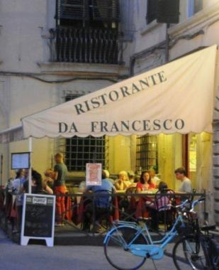 La pedana rimasta in Corte Portici (Vip)  