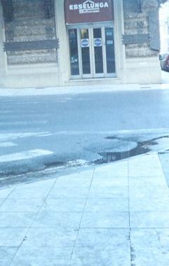 Da oltre una settimana una perdita d'acqua: spreco di risorse idriche e pericolo di cadute