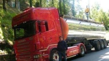 Il sindaco Grassi accanto a una autobotte