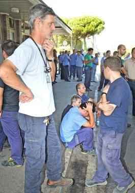 Operai davanti alla fabbrica durante lo sciopero di venerd&igrave; scorso  