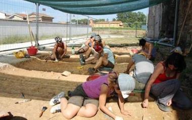 Al lavoro agli scavi nellantica abbazia di Pozzeveri 