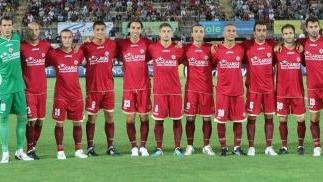 <b>CARICA.</b> In alto l’undici del Livorno schierato nel debutto al Picchi contro il Siracusa (3-1 il risultato), sotto Romano Perticone tornato a dare solidità e spinta sulla fascia destra dopo 6 mesi senza fortuna proprio alla Sampdoria