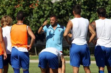 Mister Gianluca Colonnello con la squadra durante un allenamento Il Borgo torner&agrave; in campo domani allo stadio dei Pini contro il Viareggio         
